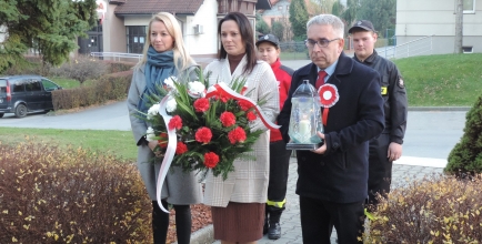 Złożenie kwiatów i zniczy przy pomniku poległych w II wojnie światowej